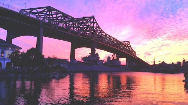 Puente al atardecer