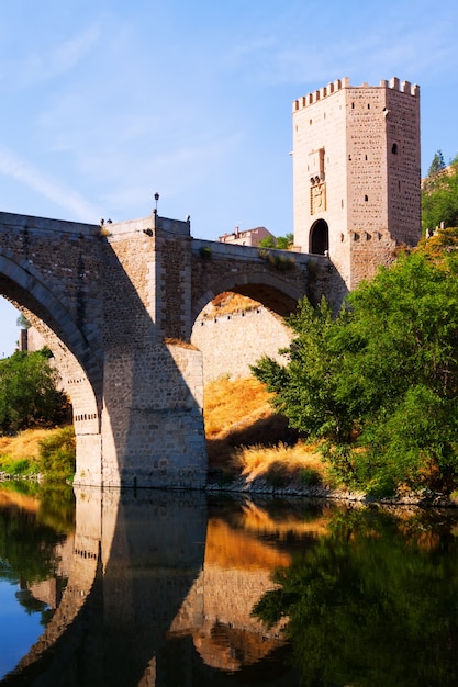 Foto gratuita puente de alcántara sobre el río tajo