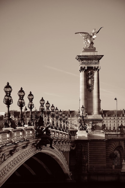 Puente Alejandro III en París, Francia.