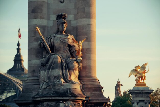 Puente Alexandre III con escultura en París, Francia.