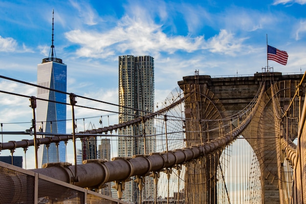 Puente antiguo con cuerdas y una bandera americana