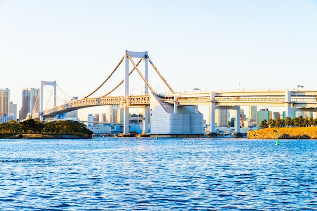 Puente del arco iris en la ciudad de Tokio en Japón