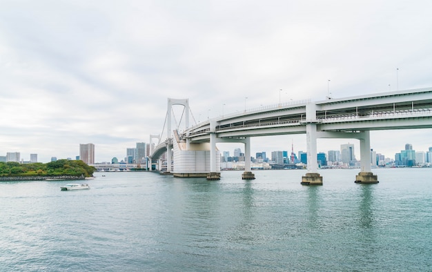 Foto gratuita puente del arco iris en odaiba, tokio