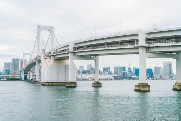 Foto gratuita puente del arco iris en odaiba, tokio
