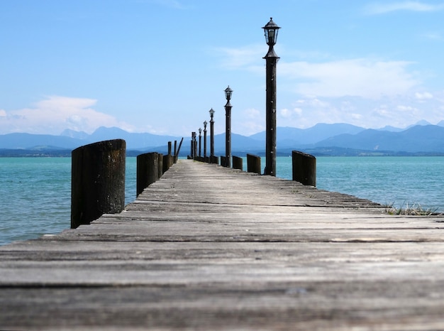 Puente de aterrizaje en el lago Chiemsee, Baviera, Alemania