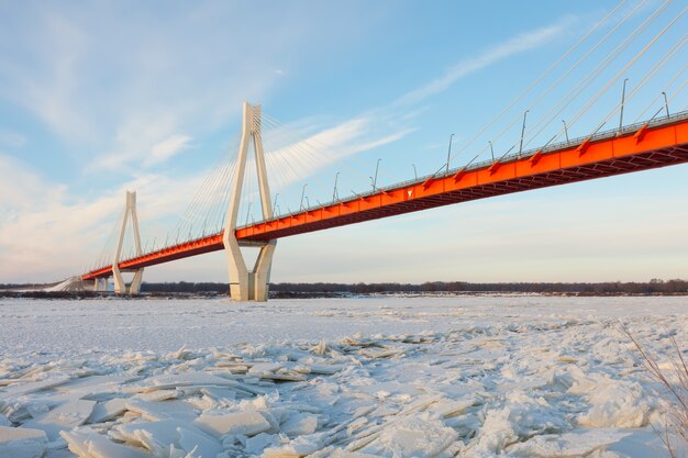 Puente atirantado en invierno