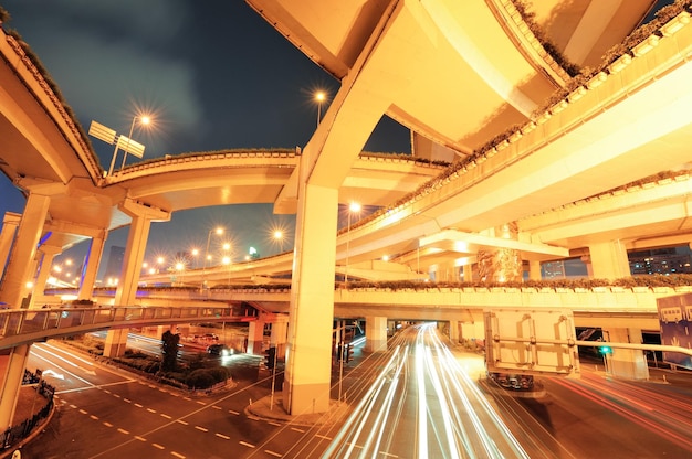 Puente de la autopista en Shanghái con mucho tráfico por la noche.