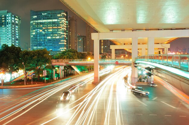 Puente de la autopista en Shanghái con mucho tráfico por la noche.