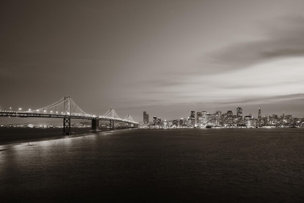 Puente de la bahía y horizonte del centro de San Francisco al atardecer