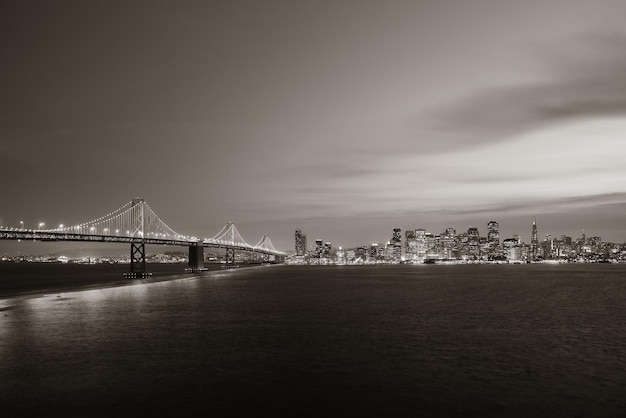 Puente de la bahía y horizonte del centro de San Francisco al atardecer