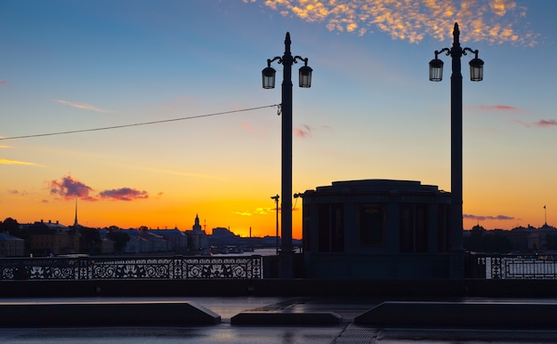 Puente de Blagoveshchensky en la mañana