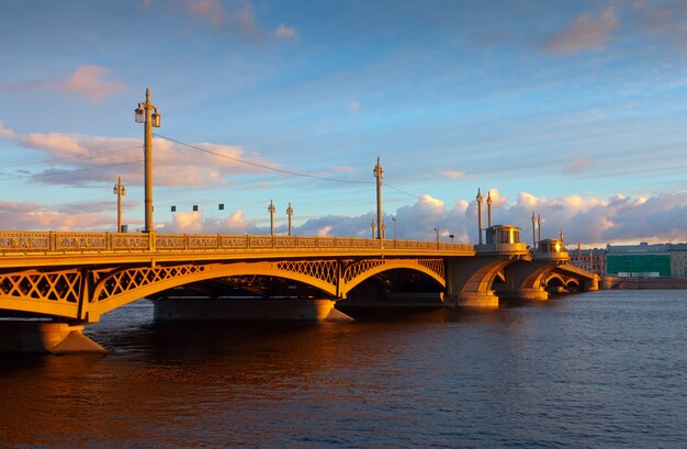 Puente de Blagoveshchensky en San Petersburgo en la mañana