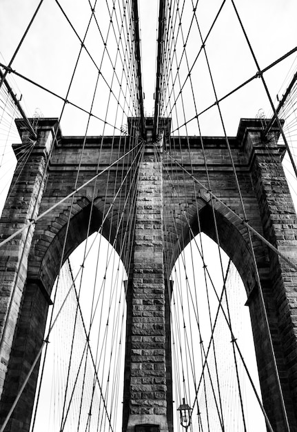 Puente en blanco y negro