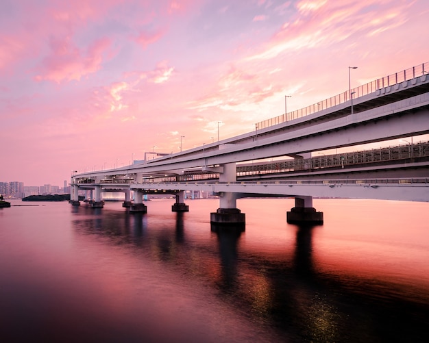 Foto gratuita puente blanco sobre el río, odaiba kaihin koen, tokio