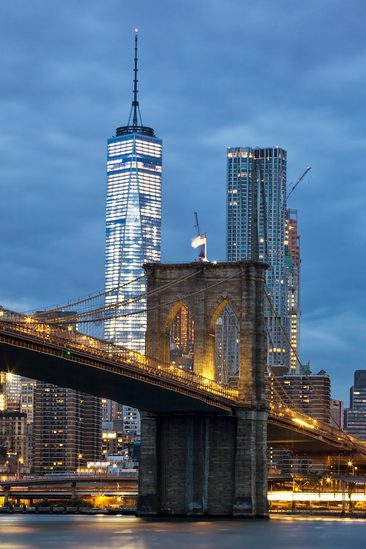 Foto gratuito puente de brooklyn al anochecer visto desde el parque del puente de brooklyn en la ciudad de nueva york.