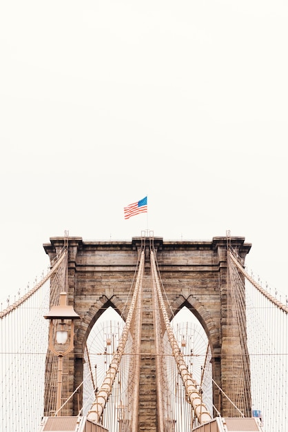 Puente de Brooklyn con bandera de los Estados Unidos