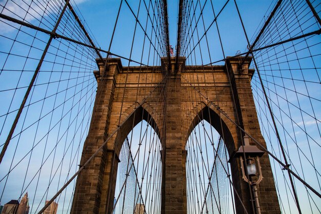 Puente de Brooklyn en la ciudad de Nueva York con un cielo azul