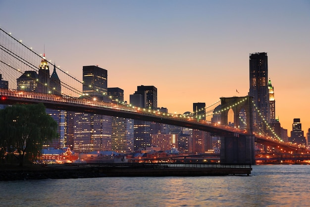 Puente de Brooklyn de Nueva York y horizonte de Manhattan