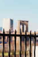 Foto gratuita puente de brooklyn a través de la cerca negra