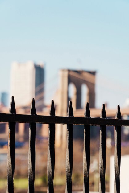 Puente de brooklyn a través de la cerca negra