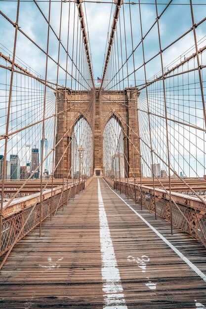 Puente de Brooklyn vacío en el Bajo Manhattan, Nueva York