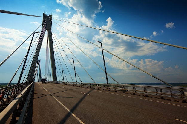 Puente de cable Murom a través de Oka