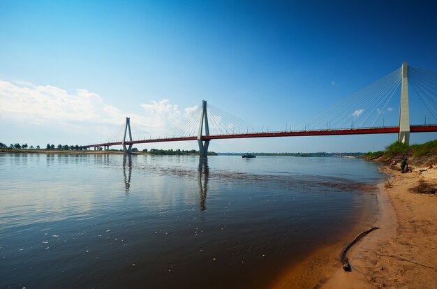 Puente de cable de Murom a través del río Oka