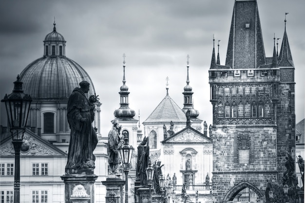 Puente de Carlos y monumentos en Praga.