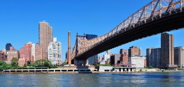 Puente en ciudad urbana