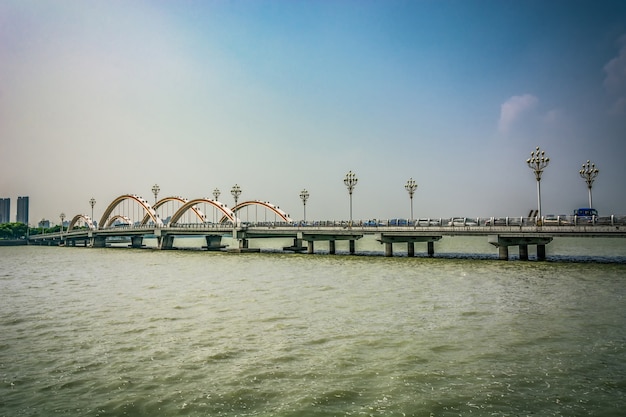 El puente con la ciudad