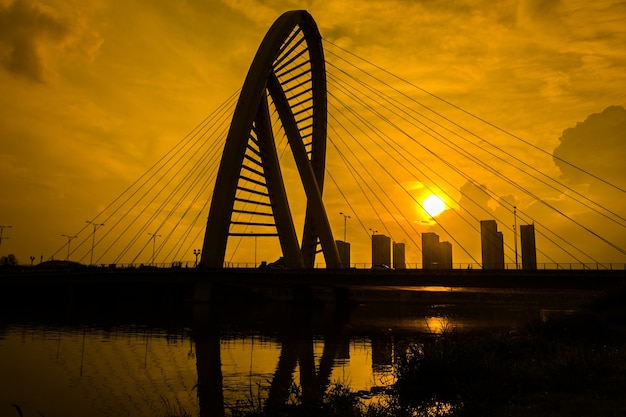 El puente con la ciudad