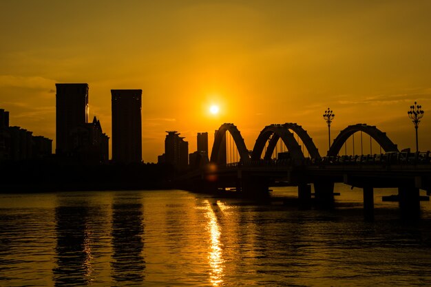 El puente con la ciudad