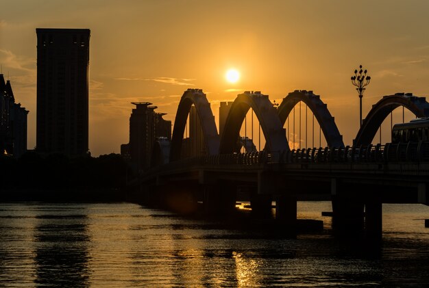 El puente con la ciudad