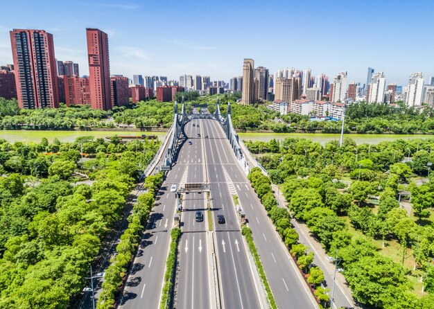 El puente con la ciudad