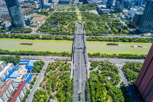 Foto gratuita el puente con la ciudad