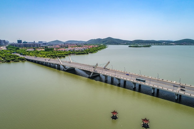 El puente con la ciudad