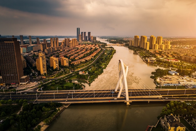 El puente con la ciudad