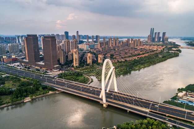 El puente con la ciudad