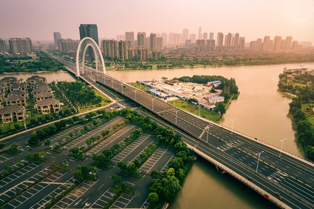 El puente con la ciudad