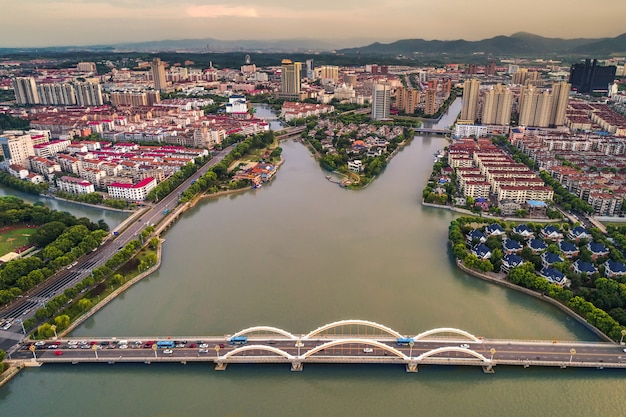 Foto gratuita el puente con la ciudad