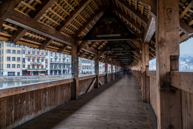 Puente cubierto cerca de la Iglesia de los jesuitas de Lucerna en Lucerna, Suiza