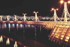 Foto gratuita puente cubierto por la noche