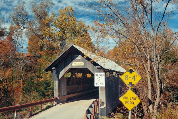 Puente cubierto en Vermont en otoño