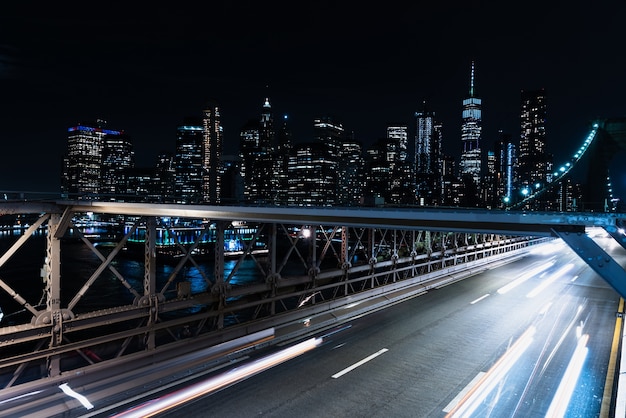 Puente de desenfoque de movimiento con autos en la noche