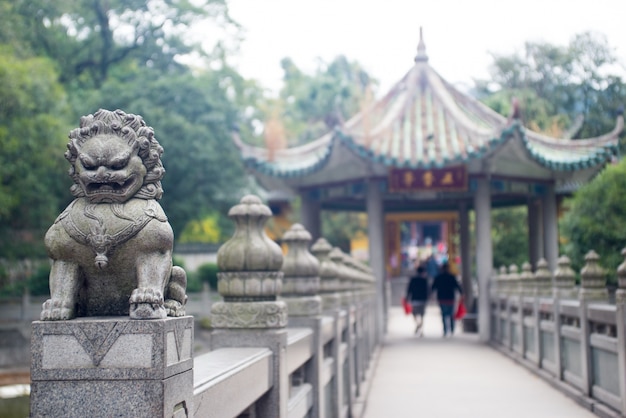 Puente con una escultura de un león