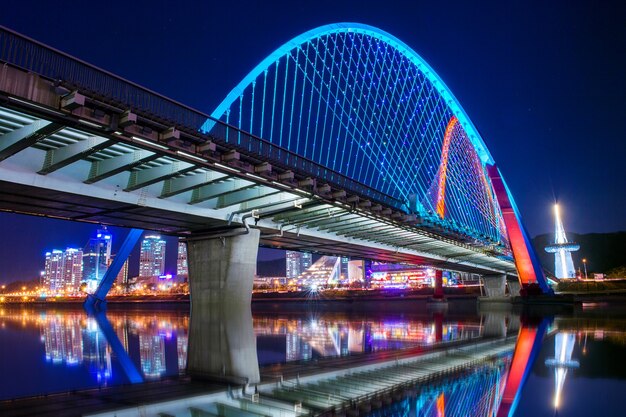 Puente expro por la noche en daejeon, corea