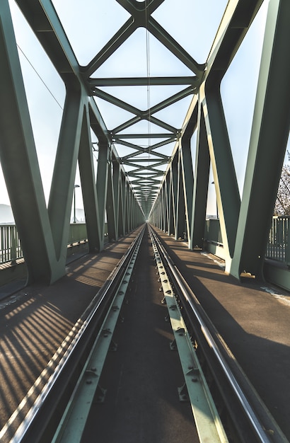 Foto gratuita puente ferroviario disparado desde los rieles