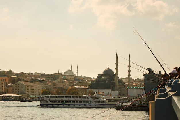 Puente Galata con pescadores en Estambul con vistas a la ciudad y al barco
