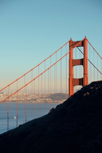 Foto gratuita puente golden gate en san francisco sobre la montaña como el famoso punto de referencia.