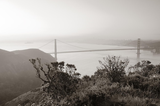 Puente Golden Gate de San Francisco visto desde la cima de la montaña